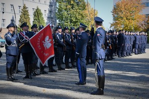 Zdjęcie. Widoczni umundurowani policjanci na placu