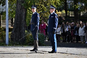 Zdjęcie. Widoczni umundurowani policjanci na placu