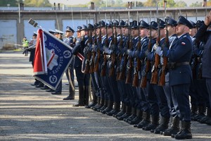 Zdjęcie. Widoczni umundurowani policjanci na placu