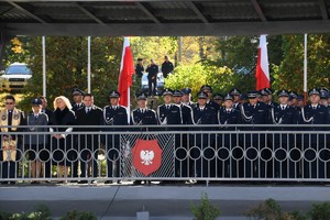 Zdjęcie. Widoczni umundurowani policjanci na placu