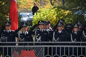 Zdjęcie. Widoczni umundurowani policjanci na placu