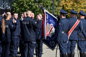 Zdjęcie. Widoczni umundurowani policjanci na placu