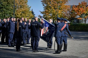 Zdjęcie. Widoczni umundurowani policjanci na placu