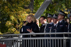 Zdjęcie. Widoczni umundurowani policjanci na placu