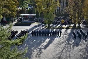 Zdjęcie. Widoczni umundurowani policjanci na placu