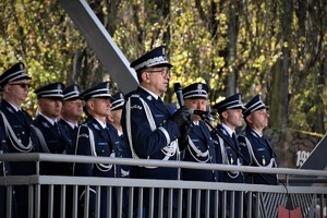 Zdjęcie. Widoczni umundurowani policjanci na placu