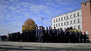 Zdjęcie. Widoczni umundurowani policjanci na placu