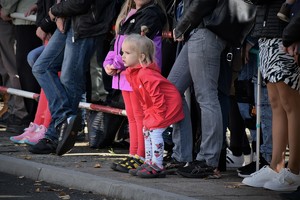 Zdjęcie. Widoczne rodziny policjantów na placu