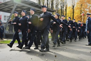 Zdjęcie. Widoczne umundurowani policjanci na placu