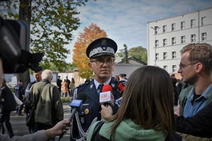 Zdjęcie. Widoczne rodziny policjantów i ich rodziny na placu