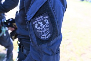 zdjęcie przedstawia zbliżenie na naszywkę pododdziału kontrerrotystycznego