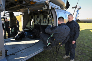 zdjęcie przedstawia policjantów trenujących desant z pokładu śmigłowca