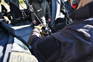zdjęcie przedstawia zbliżenie na sprzęt wspinaczkowy policjanta