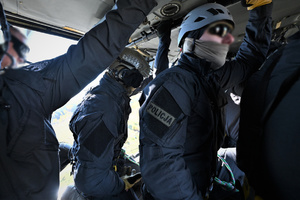 zdjęcie przedstawia policjantów wewnątrz śmigłowca