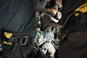 zdjęcie przedstawia policjantów wewnątrz śmigłowca