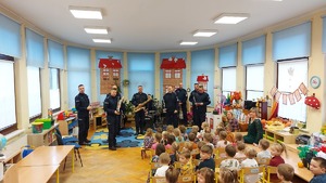 na zdjęciu widoczni policjanci wraz z dziećmi w trakcie wizyty w przedszkolu