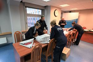 Policjanci pakują szlachetną paczkę