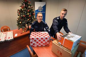 Policjanci pakują szlachetną paczkę