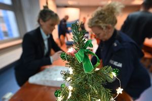 Policjanci pakują szlachetną paczkę