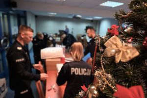 Policjanci pakują szlachetną paczkę