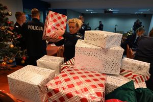 Policjanci pakują szlachetną paczkę