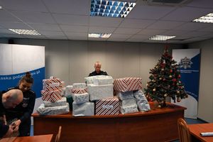 Policjanci układają spakowane paczki