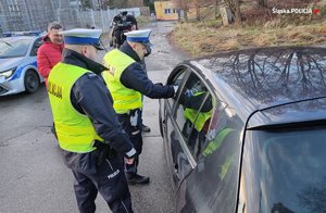 policjanci ruchu drogowego podczas badania stanu trzeźwości kierowcy