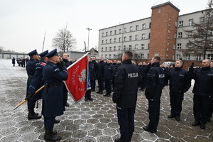 Na zdjęciu widać policjantów składających rotę ślubowania.