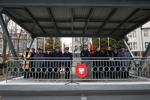 Na zdjęciu widzimy Komendanta Wojewódzkiego Policji w Katowicach nadinspektora Romana Rabsztyn, Członka Zarządu Województwa Śląskiego Krzysztofa Klimosz, generał brygady w stanie spoczynku Tomasz Miłkowski, Zastępca Komendanta Szkoły Policji w Katowicach insp. dr. Gabriela Socha, Wiceprzewodniczący Zarządu Wojewódzkiego NSZZ Policjantów województwa śląskiego Dariusz Tabas, Komendantów miejskich i powiatowych, naczelników wydziałów KWP w Katowicach oraz Kapelana Komendy Wojewódzkiej Policji w Katowicach ks. Adam Wycisk.