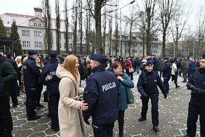 Na zdjęciu widzimy nowo przyjętych policjantów wraz z ich najbliższymi.