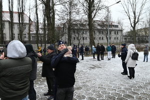 Na zdjęciu widzimy nowo przyjętych policjantów wraz z swoimi najbliższymi członkami rodziny.