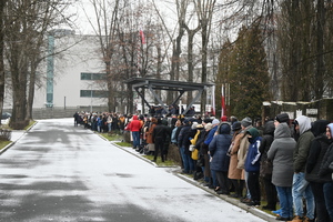 Na zdjęciu widzimy rodziny nowo przyjętych policjantów.