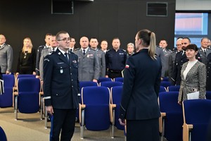 Zdjęcie przedstawia policjantkę składającą meldunek Komendantowi Wojewódzkiemu