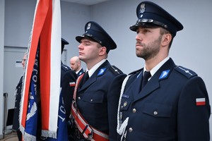 Zdjęcie przedstawia Policjantów stojących w poczcie sztandarowym