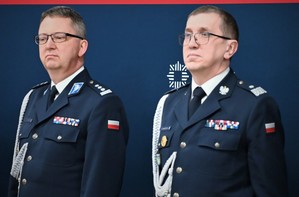 Zdjęcie przedstawia Komendanta Wojewódzkiego Policji wraz z zastępcą
