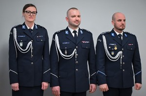 Zdjęcie przedstawia policjantów stojących w szeregu