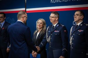 Zdjęcie przedstawia przedstawiciela Wojewody Śląskiego wręczającego teczkę zastępcy komendanta wojewódzkiego