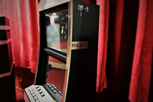 Zdjęcie przedstawia maszynę do gier, która jest oplombowana z napisem POLICJA.