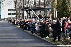 zdjęcie przedstawia zebranych gości, rodziny nowych policjantów