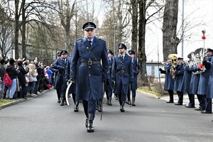 zdjęcie przedstawia maszerującą kompanię honorową