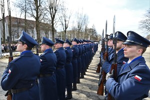 zdjęcie przedstawia policjantów kompanii honorowej stojących z bronią w dwuszeregu