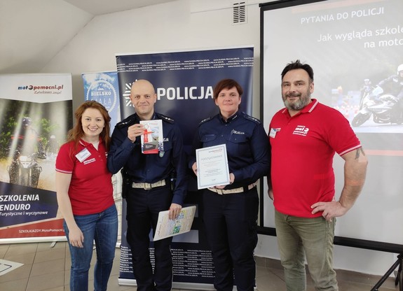 Na zdjęciu widoczni policjanci oraz osoby z Fundacji Motopomocni.
