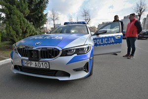 Zdjęcia. Gość w radiowozie oznakowanych ruchu drogowego