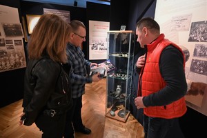 Zdjęcia. Goście w sali pamięci z panem Grzegorzem Grześkowiakiem ze Stowarzyszenia RP1939