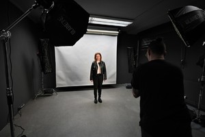 Zdjęcia. Gość podczas fotografowania