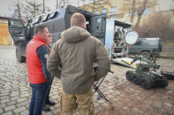Zdjęcia. Goście i kontrterrorysta oraz pojazdy policyjne