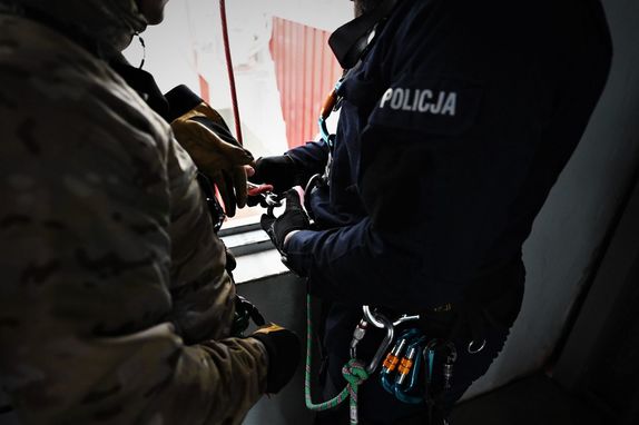 zdjęcie przedstawia zbliżenie na elementy uprzęży służącej do wspinaczki