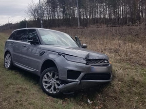 zdjęcie przedstawia skradziony samochód stojący w rowie