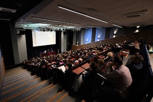 Zdjęcie. Widoczni uczestnicy konferencji, w tym umundurowani policjanci