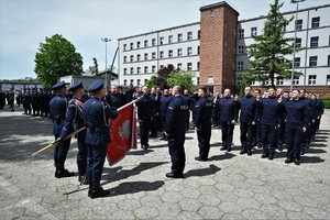 zdjęcie przedstawia policjantów w trakcie ślubowania